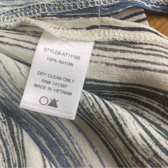 Astr Split Back striped tunic top large - Picture 10 of 12